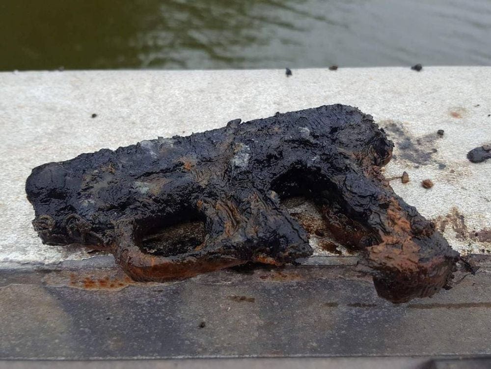 najlepšie magnet fishing nálezy - pištoľ