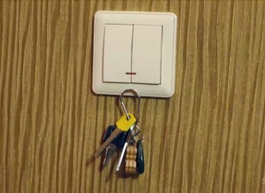 kreatívne nápady pre použitie magnetov- kľúče na vypínači
