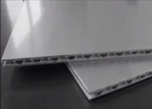 Dve vrstvy tieniaceho materiálu oddelené
  kartónom