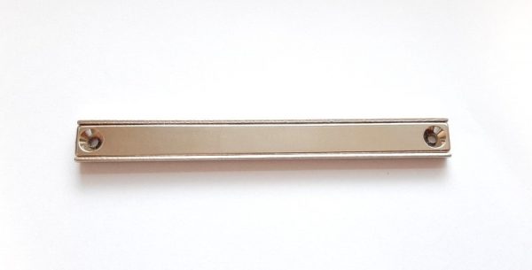 Magnet v puzdre s dierami pre skrutky
  120x13,5x5 mm