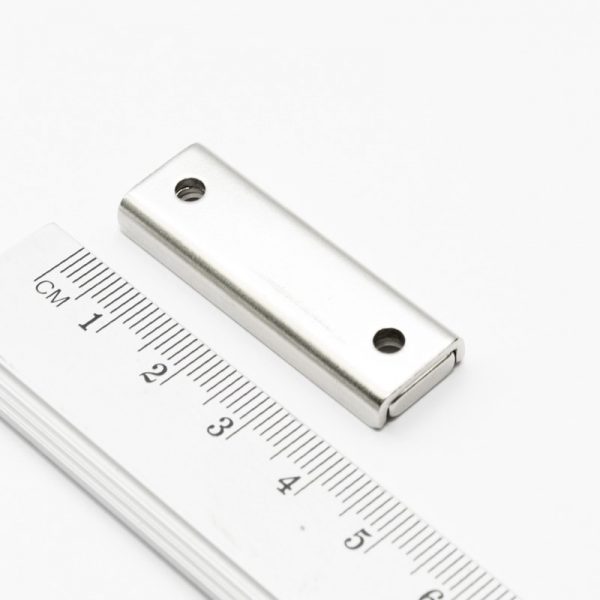 Magnet v puzdre s dierami pre skrutky
  40x13,5x5 mm