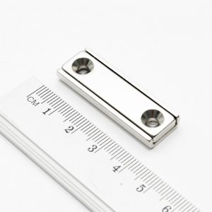 Magnet v puzdre s dierami pre skrutky
  40x13,5x5 mm