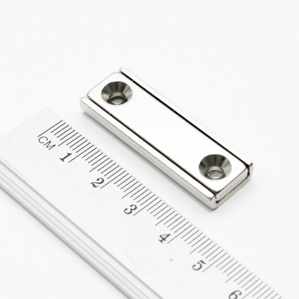 Magnet v puzdre s dierami pre skrutky
  40x13,5x5 mm