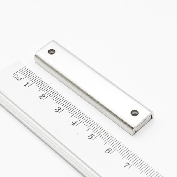 Magnet v puzdre s dierami pre skrutky
  60x13,5x5 mm