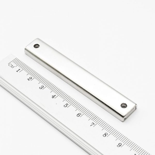 Magnet v puzdre s dierami pre skrutky
  80x13,5x5 mm