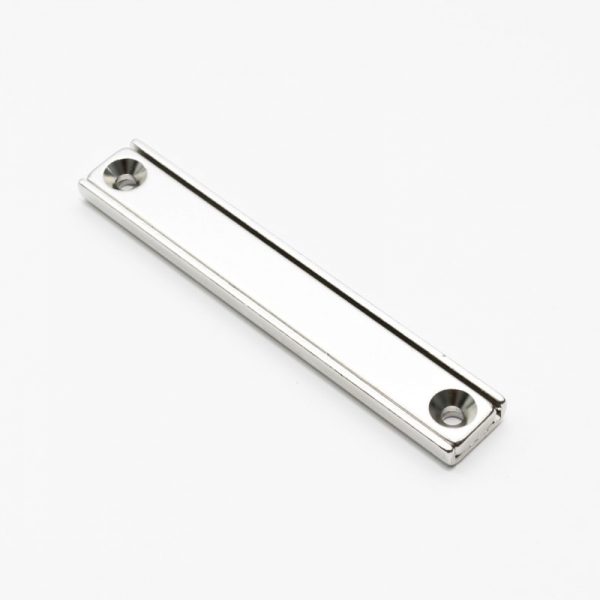 Magnet v puzdre s dierami pre skrutky
  80x13,5x5 mm