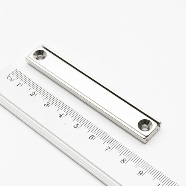 Magnet v puzdre s dierami pre skrutky
  80x13,5x5 mm