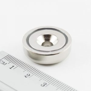 Magnet v puzdre s dierou pre skrutku
  25x8 mm