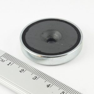 Magnet v puzdre s dierou pre skrutku 40x8 mm (feritový)