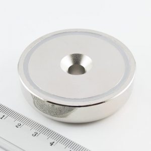 Magnet v puzdre s dierou pre skrutku
  60x15 mm