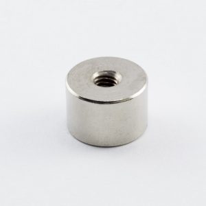 Magnet v puzdre s vnútorným závitom 12x8
  mm