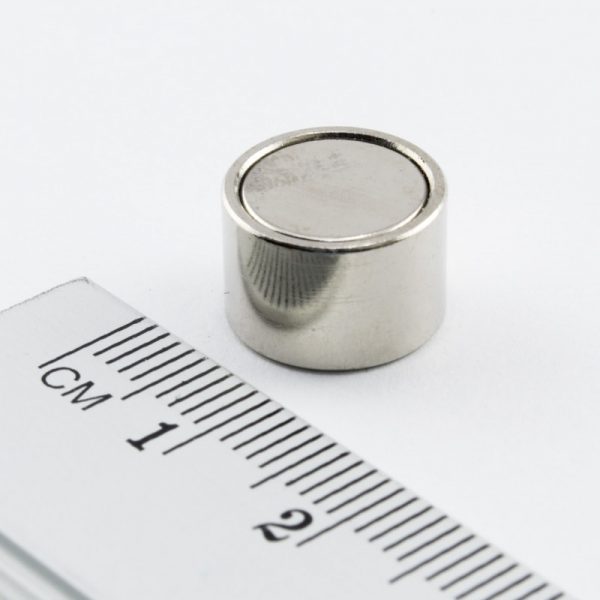 Magnet v puzdre s vnútorným závitom 12x8
  mm