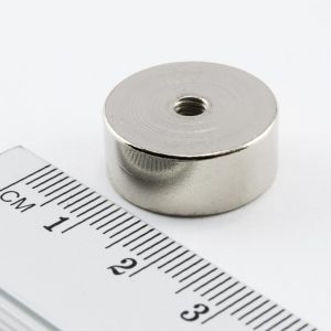 Magnet v puzdre s vnútorným závitom 19x8
  mm