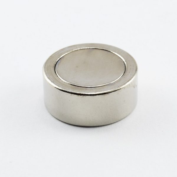 Magnet v puzdre s vnútorným závitom 19x8
  mm