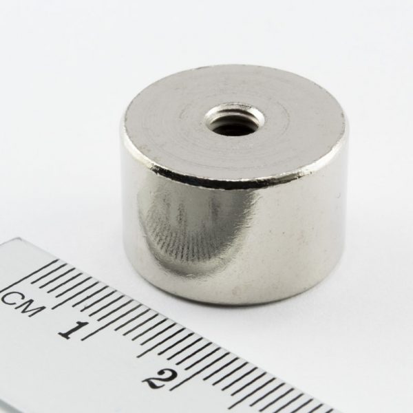 Magnet v puzdre s vnútorným závitom
  20x13 mm