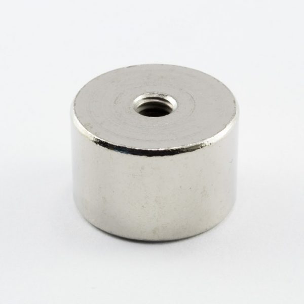 Magnet v puzdre s vnútorným závitom
  20x13 mm