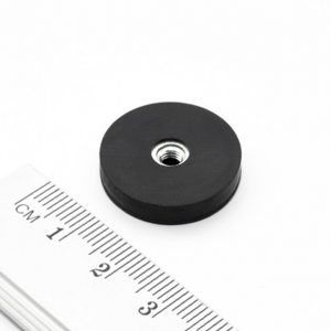 Magnet v puzdre s vnútorným závitom 22x6
  mm pogumovaný