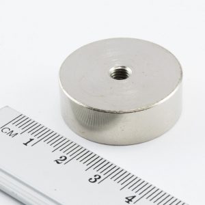 Magnet v puzdre s vnútorným závitom
  29x10 mm