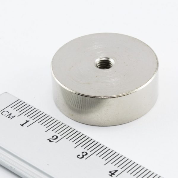Magnet v puzdre s vnútorným závitom
  29x10 mm