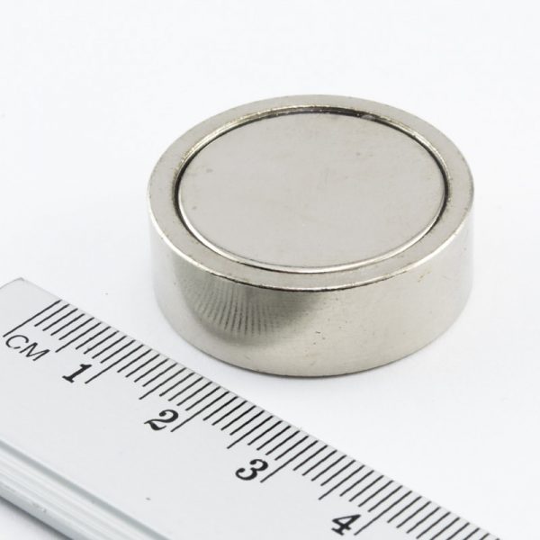Magnet v puzdre s vnútorným závitom
  29x10 mm