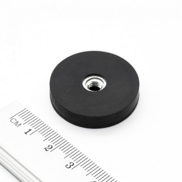 Magnet v puzdre s vnútorným závitom 31x6
  mm pogumovaný