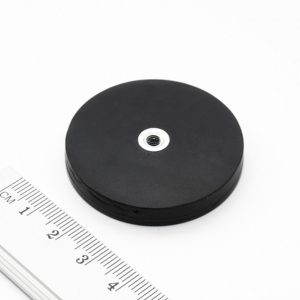 Magnet v puzdre s vnútorným závitom 43x6
  mm pogumovaný
