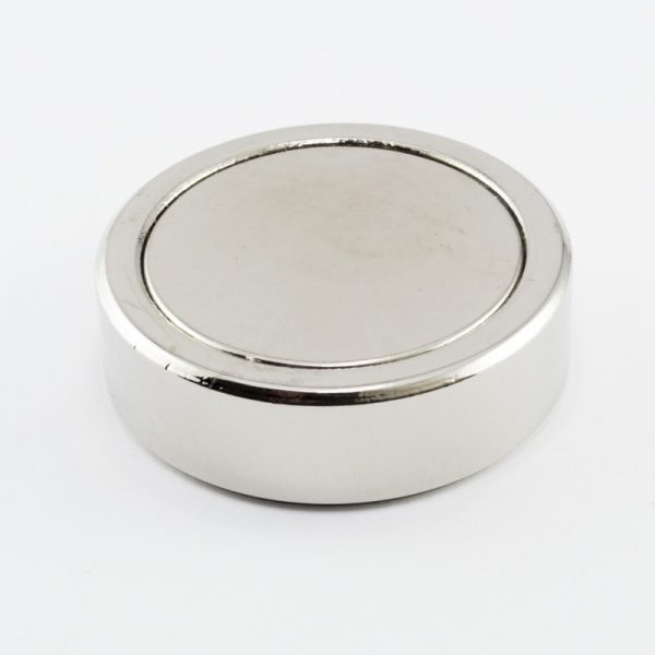 Magnet v puzdre s vnútorným závitom
  50x15 mm