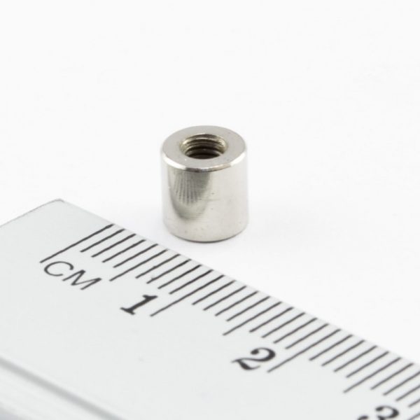 Magnet v puzdre s vnútorným závitom 6x6
  mm