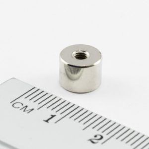 Magnet v puzdre s vnútorným závitom 8x6
  mm
