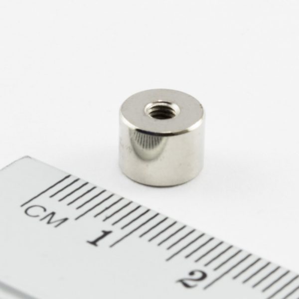 Magnet v puzdre s vnútorným závitom 8x6
  mm