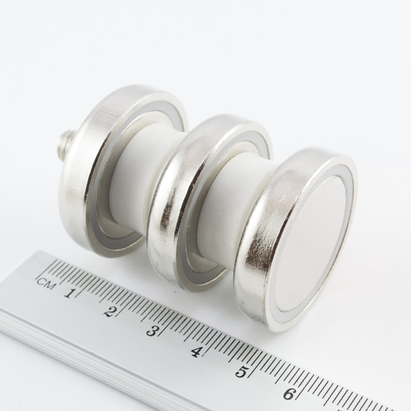 Magnet v puzdre s vonkajším závitom 36x8
mm