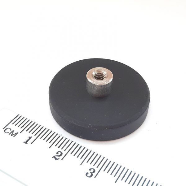 Magnet v puzdre s vysunutým vnútorným závitom 31x6 mm
  pogumovaný