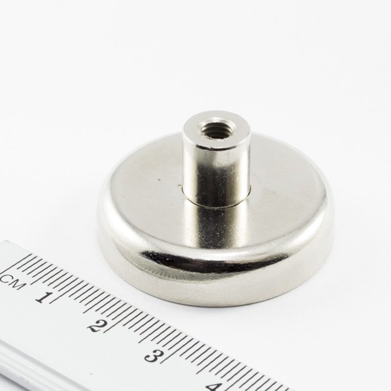 Magnet v puzdre s vysunutým vnútorným závitom 36x8 mm