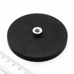 Magnet v puzdre s vysunutým vnútorným
  závitom 88x8,5 mm pogumovaný