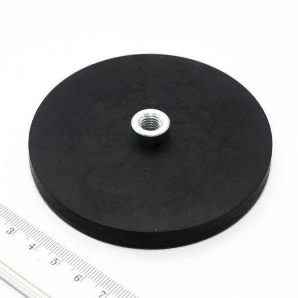 Magnet v puzdre s vysunutým vnútorným
  závitom 88x8,5 mm pogumovaný