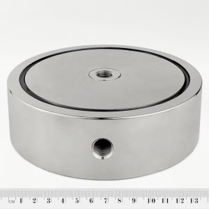 Magnet
  v puzdre so závitom cez celý magnet 135×40 mm obojstranný