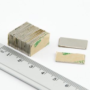 Neodýmový magnet kváder 20x10x1 mm so
  samolepkou (južný pól na strane bez samolepky) - N38