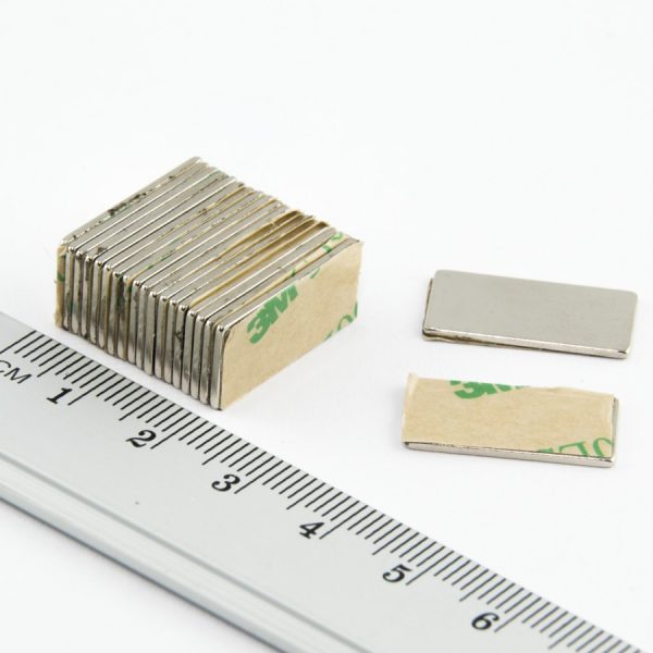 Neodýmový magnet kváder 20x10x1 mm so
  samolepkou (južný pól na strane bez samolepky) - N38