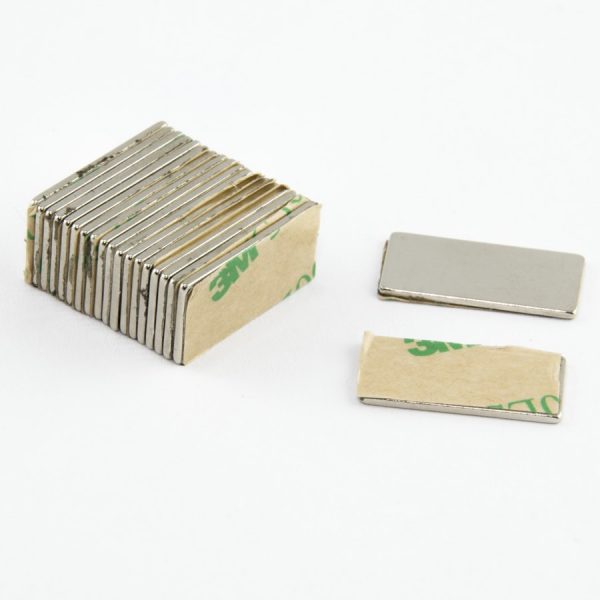 Neodýmový magnet kváder 20x10x1 mm so
  samolepkou (južný pól na strane bez samolepky) - N38