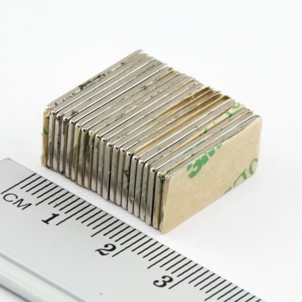 Neodýmový magnet kváder 20x10x1 mm so
  samolepkou (južný pól na strane bez samolepky) - N38