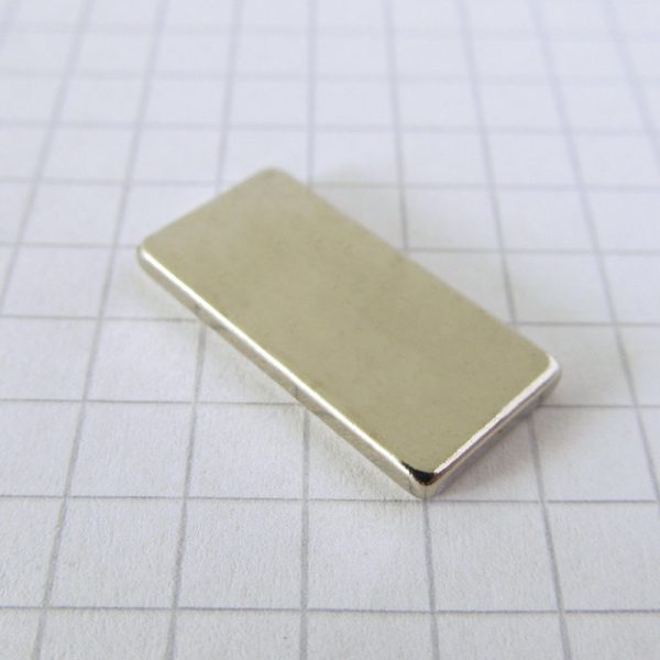 Neodýmový magnet kváder 20x10x2 mm - N38