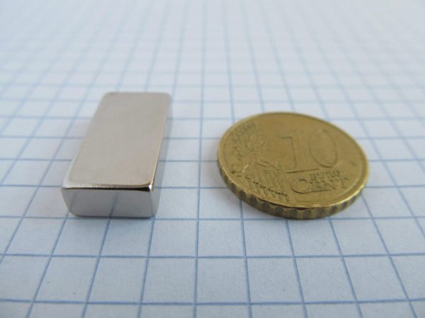 Neodýmový magnet kváder 20x10x5 mm - N35