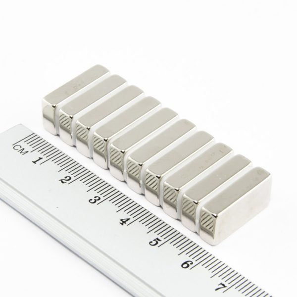 Neodýmový magnet kváder 20x10x5 mm - N35