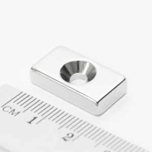 Neodýmový magnet kváder 20x10x5 mm s
  dierou (severný pól na strane s priehlbinou) - N38