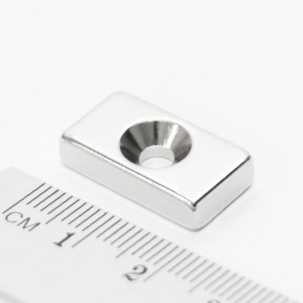 Neodýmový magnet kváder 20x10x5 mm s
  dierou (severný pól na strane s priehlbinou) - N38