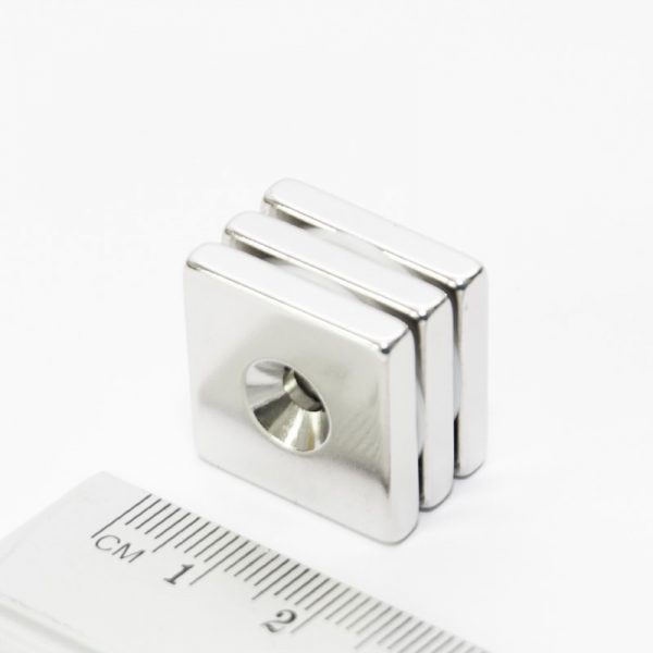 Neodýmový magnet kváder 20x20x4 mm s
  dierou (južný pól na strane s priehlbinou) - N38