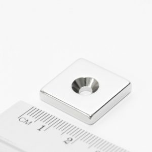 Neodýmový magnet kváder 20x20x4 mm s
  dierou (južný pól na strane s priehlbinou) - N38