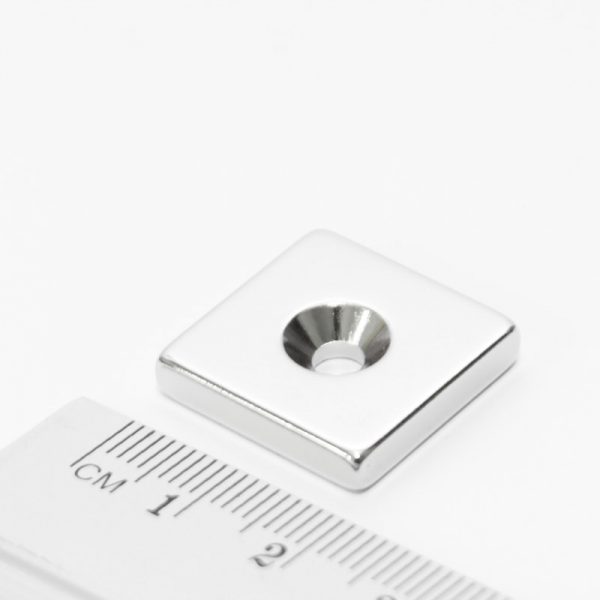 Neodýmový magnet kváder 20x20x4 mm s
  dierou (južný pól na strane s priehlbinou) - N38