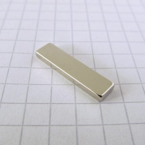 Neodýmový magnet kváder 20x5x2 mm - N38
