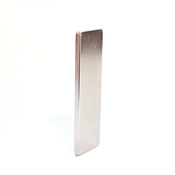 Neodýmový magnet kváder 30x10x1,5 mm
  -N38